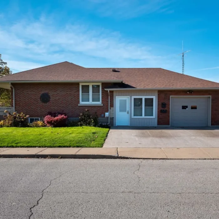 Spacious 3BR, 2BH Luxe Bungalow Near Niagara Falls